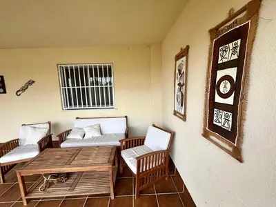 Zona de estar de Almerimar Amplio Apartamento de 3 Habitaciones con Piscina, pista de padel, futbol y Garaje Cubierto para 2 Coches en Altas Entinas