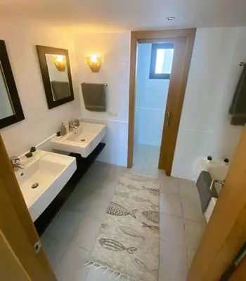 Un baño de Increíbles vistas a pie de playa