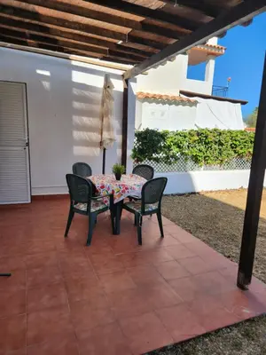 Un balcón o terraza de Casa Baja tranquila con terraza y jardín en Vera-Playa naturista!
