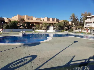 Piscina en o cerca de Casa Baja tranquila con terraza y jardín en Vera-Playa naturista!