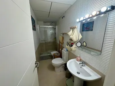 Un baño de Terraza 250 m2 # BBQ # Playa 8min # Padel # WIFI # Apartamento