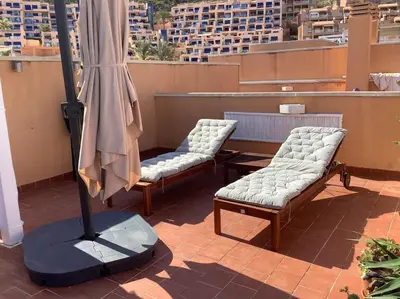 Un balcón o terraza de Seaview-lägenhet med stor takterass