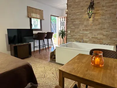 Una televisión o centro de entretenimiento en Romántico estudio rodeado de naturaleza con jacuzzi gigante