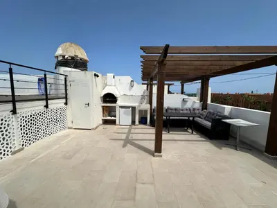Un balcón o terraza de Atico duplex con piscina privada, solárium y barbacoa