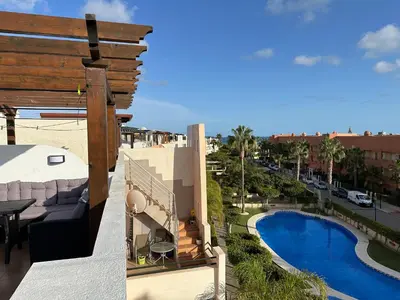 Piscina en o cerca de Atico duplex con piscina privada, solárium y barbacoa