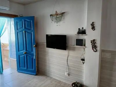 Una televisión o centro de entretenimiento en La casita salinera