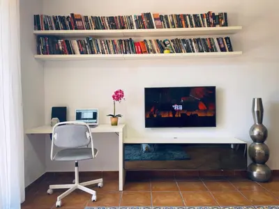 Una televisión o centro de entretenimiento en Sol y Brisa Resort Almerimar