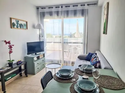 Una televisión o centro de entretenimiento en Apartment Sotavento by Interhome