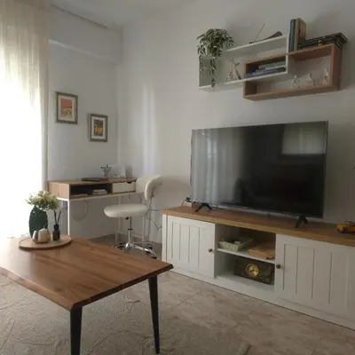 Una televisión o centro de entretenimiento en apartamento alma