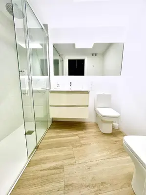 Un baño de Villa Anita, primera linea de playa en la mejor zona de Águilas