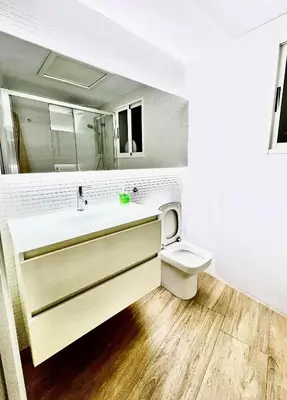 Un baño de Villa Anita, primera linea de playa en la mejor zona de Águilas