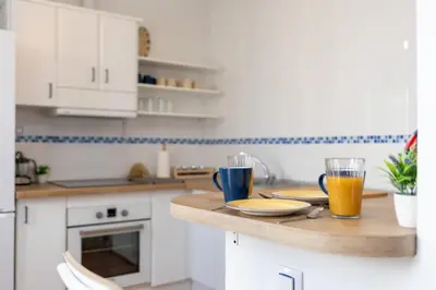 Una cocina o zona de cocina en Casa Ardisia, con terraza y aparcamiento