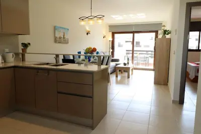 Una cocina o zona de cocina en Azucenas, apto en residencial de lujo.