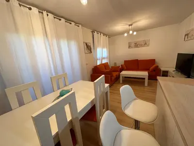 Una televisión o centro de entretenimiento en Alborada Ático - junto a playa