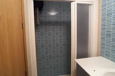 Un baño de 2 Bed Apt - Close To Beach - Pool - Balcony