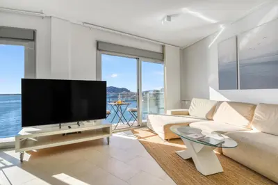Una televisión o centro de entretenimiento en 2 BR - Above sea - Beachfront
