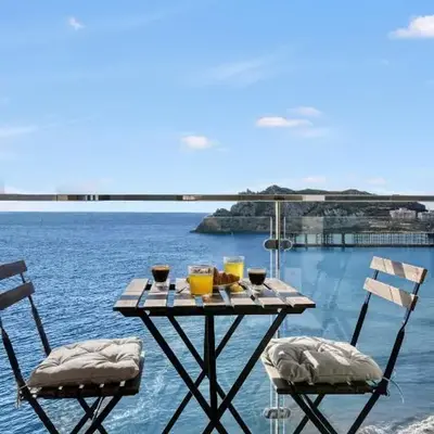2 BR - Above sea - Beachfront