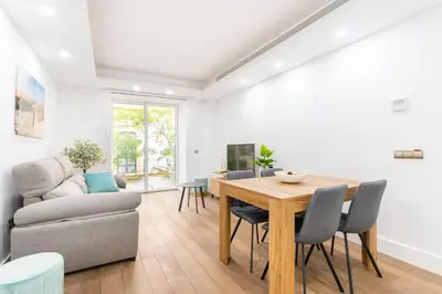 Una televisión o centro de entretenimiento en Luxury Conde Ofalia by Expovivienda