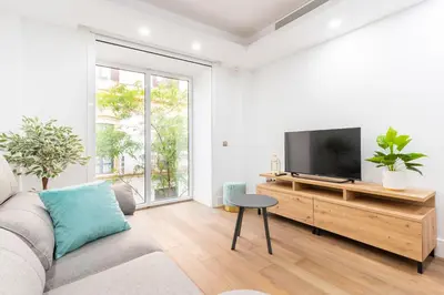 Una televisión o centro de entretenimiento en Luxury Conde Ofalia by Expovivienda