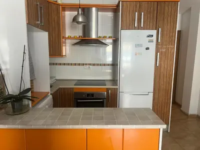 Una cocina o zona de cocina en tuAnfitrion Almería Beach I