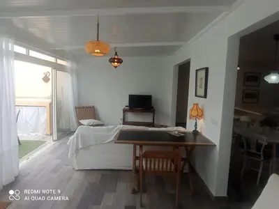 Una televisión o centro de entretenimiento en Bahia de Vera Apartamento Paraiso