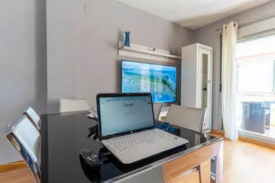 Una televisión o centro de entretenimiento en ATP La Goleta a 5 minutos de la Playa, Frente al UD Almería Stadium y Parking Privado Gratis!