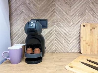 Utensilios para hacer té y café en Coastal Escape 1BD Flat with Terrace