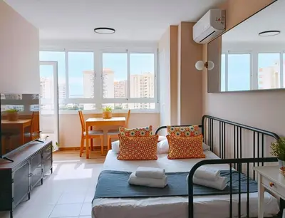 Zona de estar de Duna Suite con terraza y vistas al mar, piscina y playa a 7 min caminando