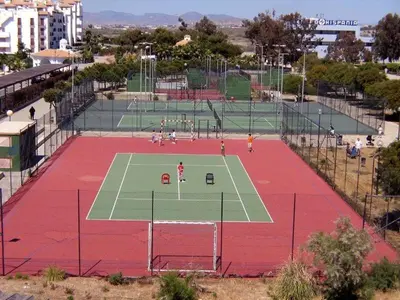 Instalaciones para jugar a tenis o squash en Mediterranea 16 Vera Playa Jardines tus momentos frente al mar o alrededores