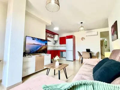 Una televisión o centro de entretenimiento en Céntrico Apartamento a Pasos del Castillo y la Playa