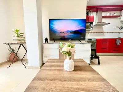 Una televisión o centro de entretenimiento en Céntrico Apartamento a Pasos del Castillo y la Playa