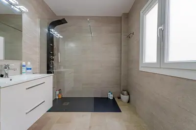 Un baño de Piso Garrucha beautiful & spacious apartment - 50 meters from the beach