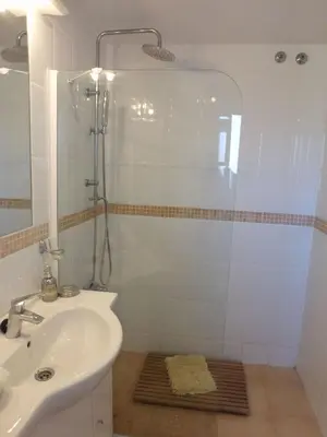 Un baño de Nice 2 bedroom apartment
