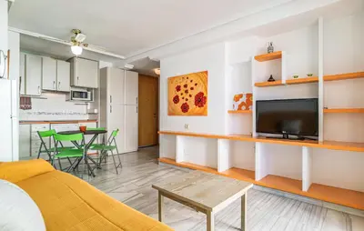 Una cocina o zona de cocina en Lovely Apartment In Roquetas De Mar