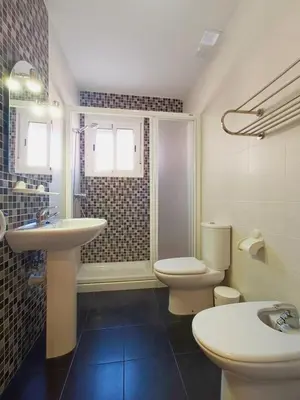 Un baño de Cala Grande suites 3 hab, vistas al mar y terraza