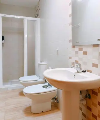 Un baño de Cala Chica Suites 2 hab con vistas al mar y terraza