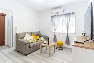 Una televisión o centro de entretenimiento en ATP La Rambla Pintor a 5 minutos Plaza de Toros y Centro de Almería - Wifi Gratis!