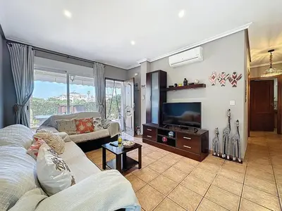 Una televisión o centro de entretenimiento en VVR Bajo 3 Dormitorios con Jardin y Piscinas