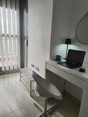Una televisión o centro de entretenimiento en vera playa atico balcón al mediterráneo