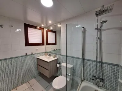 Un baño de Jardines de Nuevo Vera - Junto al mar