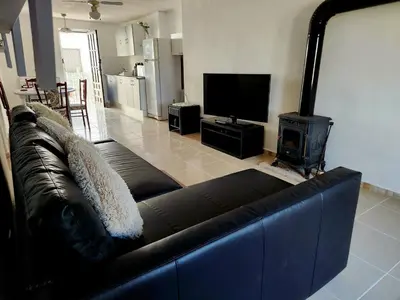 Una televisión o centro de entretenimiento en Casita-1 To 2Guests-Pool-Patio-Bbq-Parking