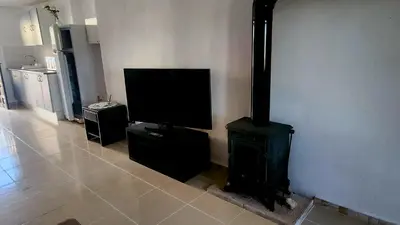 Una televisión o centro de entretenimiento en Casita-1 To 7Guests-Private Pool-Patio-Bbq-Parking