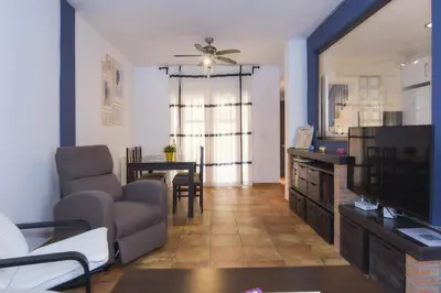 Una televisión o centro de entretenimiento en Vera Playa Chalet Adosado Jardín Piscina Parking