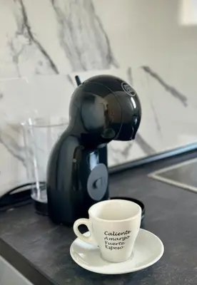 Utensilios para hacer té y café en LadyDi Beach Centro