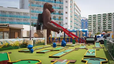 Zona de juegos infantil en LadyDi Beach Centro