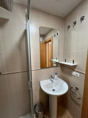 Un baño de apartamento piscina privada