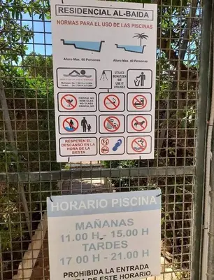 Certificado, premio, señal o documento que está expuesto en apartamento albaida