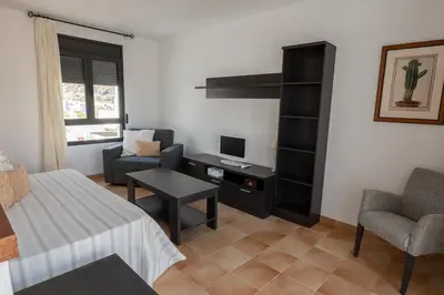 Una televisión o centro de entretenimiento en Villa de 4 dormitorios en el Resort Playa Macenas