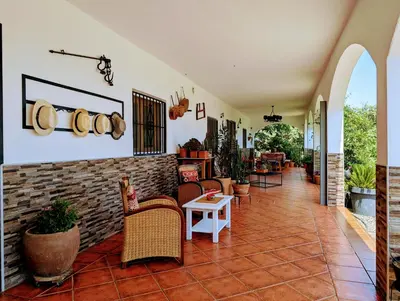 Zona de estar de Casa rural para 4 personas, 2 dormitorios y terraza sombreada - El Cortijo Escondido, La Uva