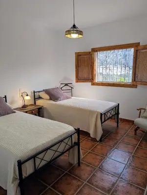 Cama o camas de una habitación en Casa rural para 4 personas, 2 dormitorios y terraza sombreada - El Cortijo Escondido, La Uva